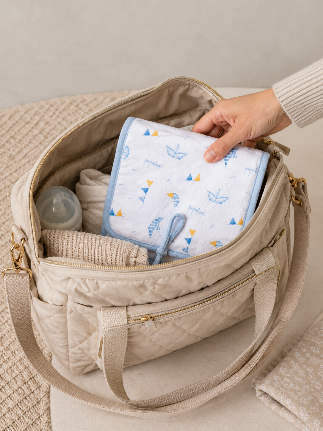 Fasciatoio da viaggio Ellepi ripiegato nella borsa maternità — compatto e leggero in garza bamboo e cotone