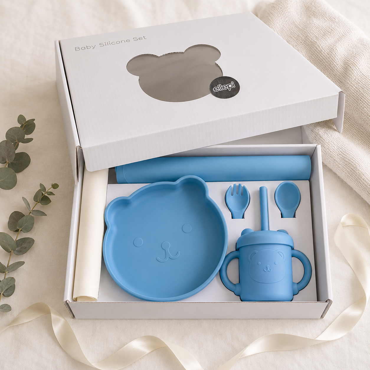 Confezione regalo Baby Silicone Set blu con accessori per lo svezzamento: piatto orsetto, bicchiere con cannuccia, posate in silicone e tovaglietta coordinata.
